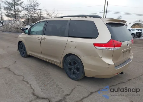 2011 Toyota Sienna Le V6 z USA, uszkodzony, nr VIN 5TDKK3DC1BS141328